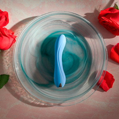 Foto 2 do produto Vibrador de Ponto G Recarregável em Silicone com 10 Modos de Vibração - Evolved Blue Crush | 8,5 x 2,3 cm