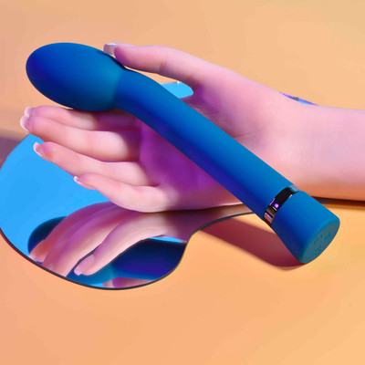 Foto 6 do produto Vibrador de Ponto G em Silicone com 10 Modos de Vibrações e Recarregável via Cabo USB - Evolved Playboy Pleasure On The spot | 19 x 3,8 cm