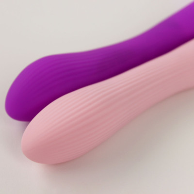 Foto 2 do produto Vibrador de Ponto G em Silicone com Texturas Anelares, 7 Modos de Vibração e Carregamento via Cabo USB - Topo Toys Enjoy Irvini | 12,5 x 3,2 cm | Disponível em 2 Cores
