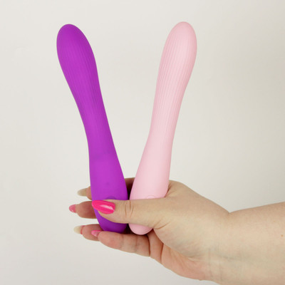 Vibrador de Ponto G em Silicone com Texturas Anelares, 7 Modos de Vibração e Carregamento via Cabo USB - Topo Toys Enjoy Irvini | 12,5 x 3,2 cm | Disponível em 2 Cores