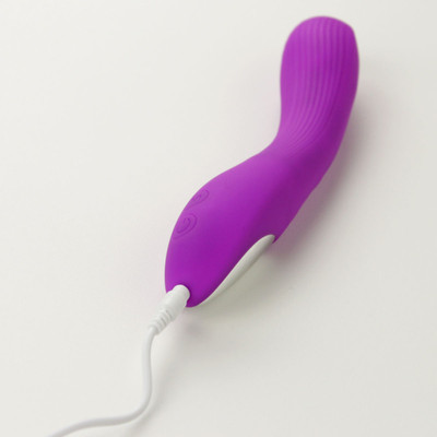 Foto 6 do produto Vibrador de Ponto G em Silicone com Texturas Anelares, 7 Modos de Vibração e Carregamento via Cabo USB - Topo Toys Enjoy Irvini | 12,5 x 3,2 cm | Disponível em 2 Cores