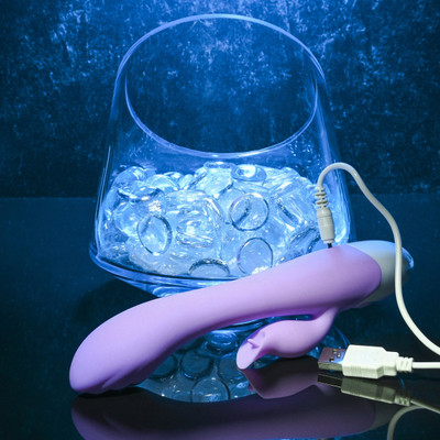 Foto 3 do produto Vibrador Rabbit com 10 Modos de Vibração, Texturas Massageadoras e Estimulador de Clitóris com Língua Estimuladora - Evolved Pleasing Petal | 12,8 x 3,4 cm