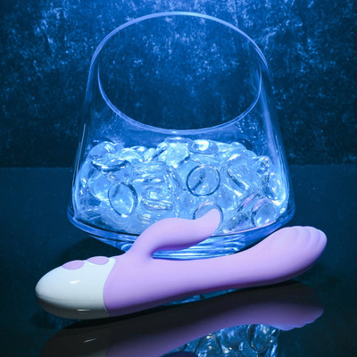Foto 4 do produto Vibrador Rabbit com 10 Modos de Vibração, Texturas Massageadoras e Estimulador de Clitóris com Língua Estimuladora - Evolved Pleasing Petal | 12,8 x 3,4 cm