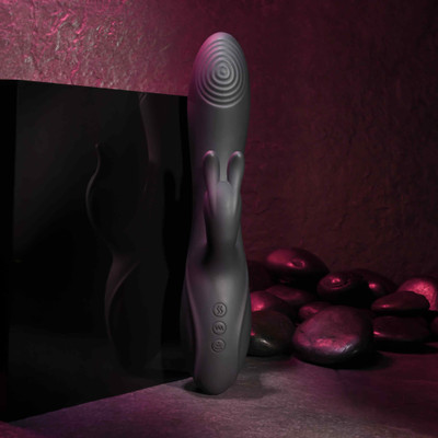Foto 2 do produto Vibrador Rabbit Com 3 Motores, Sugador, 10 Modos de Vibração e Carregamento via Cabo USB - Evolved Hole | 11 x 3,5 cm