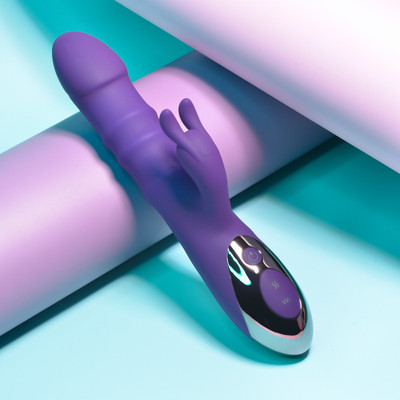 Vibrador Rabbit com Anéis Massageadores em 3 Níveis, 10 Modos de Vibração e Carregamento via Cabo USB - Evolved Playboy Pleasure Hop To It | 13,5 x 3,7 cm