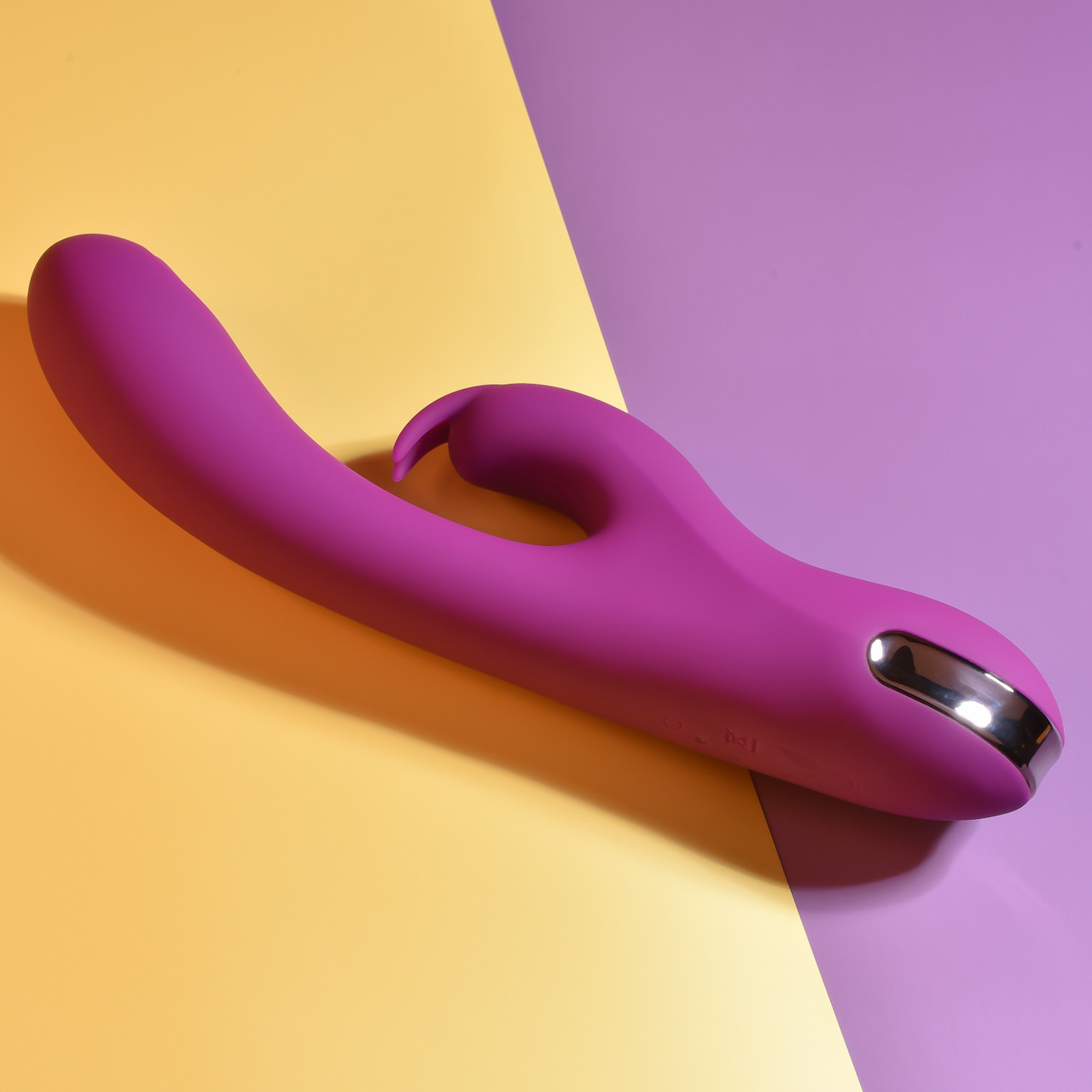 Vibrador Rabbit com Batidinhas em 3 Níveis, 10 Modos de Vibração e Carregamento via Cabo USB - Evolved Playboy Pleasure Thumper | 12 x 3,4 cm - 2