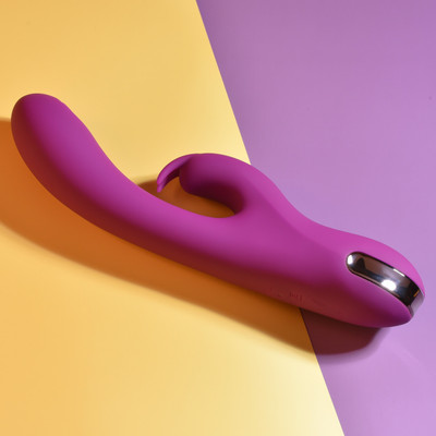 Foto 2 do produto Vibrador Rabbit com Batidinhas em 3 Níveis, 10 Modos de Vibração e Carregamento via Cabo USB - Evolved Playboy Pleasure Thumper | 12 x 3,4 cm