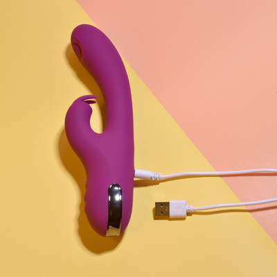 Vibrador Rabbit com Batidinhas em 3 Níveis, 10 Modos de Vibração e Carregamento via Cabo USB - Evolved Playboy Pleasure Thumper | 12 x 3,4 cm