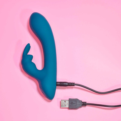 Foto 3 do produto Vibrador Rabbit Recarregável em Silicone com 7 Modos de Vibrações - Evolved Playboy Pleasure Lil | 9,7 x 2,8 cm