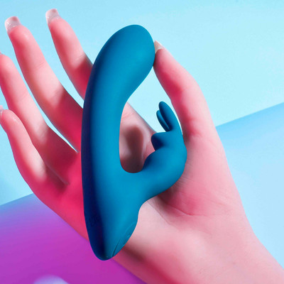 Vibrador Rabbit Recarregável em Silicone com 7 Modos de Vibrações - Evolved Playboy Pleasure Lil | 9,7 x 2,8 cm