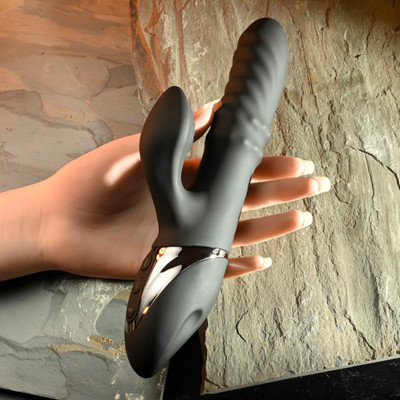 Foto 4 do produto Vibrador Rabbit em Silicone com Anéis Massageadores, 3 Motores e Carregamento via Cabo USB - Evolved Ring It Home | 11,5 x 3,3 cm