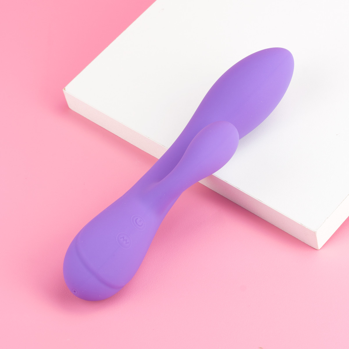 Vibrador Rabbit em Silicone Soft Touch com 10 Modos de Vibração, Função Aquecimento e Carregamento via Cabo USB - Exclusiva Fiama Hot - 3