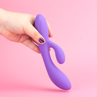 Vibrador Rabbit em Silicone Soft Touch com 10 Modos de Vibração, Função Aquecimento e Carregamento via Cabo USB - Exclusiva Fiama Hot
