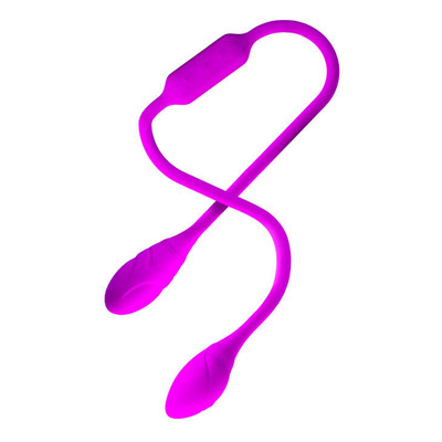 Foto 2 do produto Vibrador Recarregável Duplo Unissex com 12 Modos de Vibração em Cada Motor e Resistente à Água - Pretty Love Dream Lover's Whip - 67 x 3,2 cm