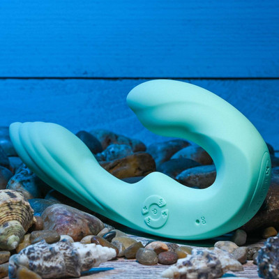 Foto 2 do produto Vibrador Recarregável em Silicone Aveludado com 7 Poderosas Vibrações, 5 Intensidades de Velocidade e Controle Remoto sem Fio - Gender X Strapless Seashell | 13 x 3,9 cm