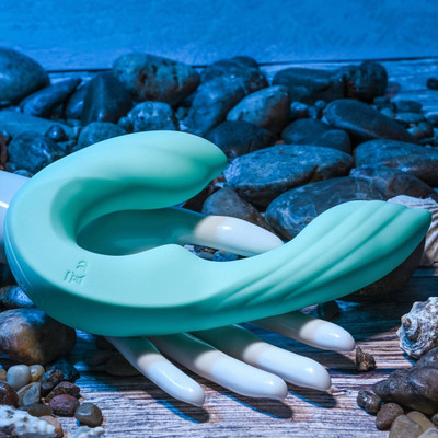 Vibrador Recarregável em Silicone Aveludado com 7 Poderosas Vibrações, 5 Intensidades de Velocidade e Controle Remoto sem Fio - Gender X Strapless Seashell | 13 x 3,9 cm