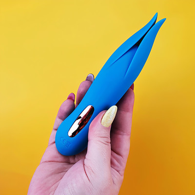 Vibrador de Clitóris em Silicone com Ponta Bifurcada, 10 Modos de Vibração e Recarregável - Aphrodisia Hidden Sweetie | 16 x 3,3 cm | Disponível em 2 Cores