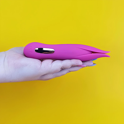 Foto 5 do produto Vibrador de Clitóris em Silicone com Ponta Bifurcada, 10 Modos de Vibração e Recarregável - Aphrodisia Hidden Sweetie | 16 x 3,3 cm | Disponível em 2 Cores