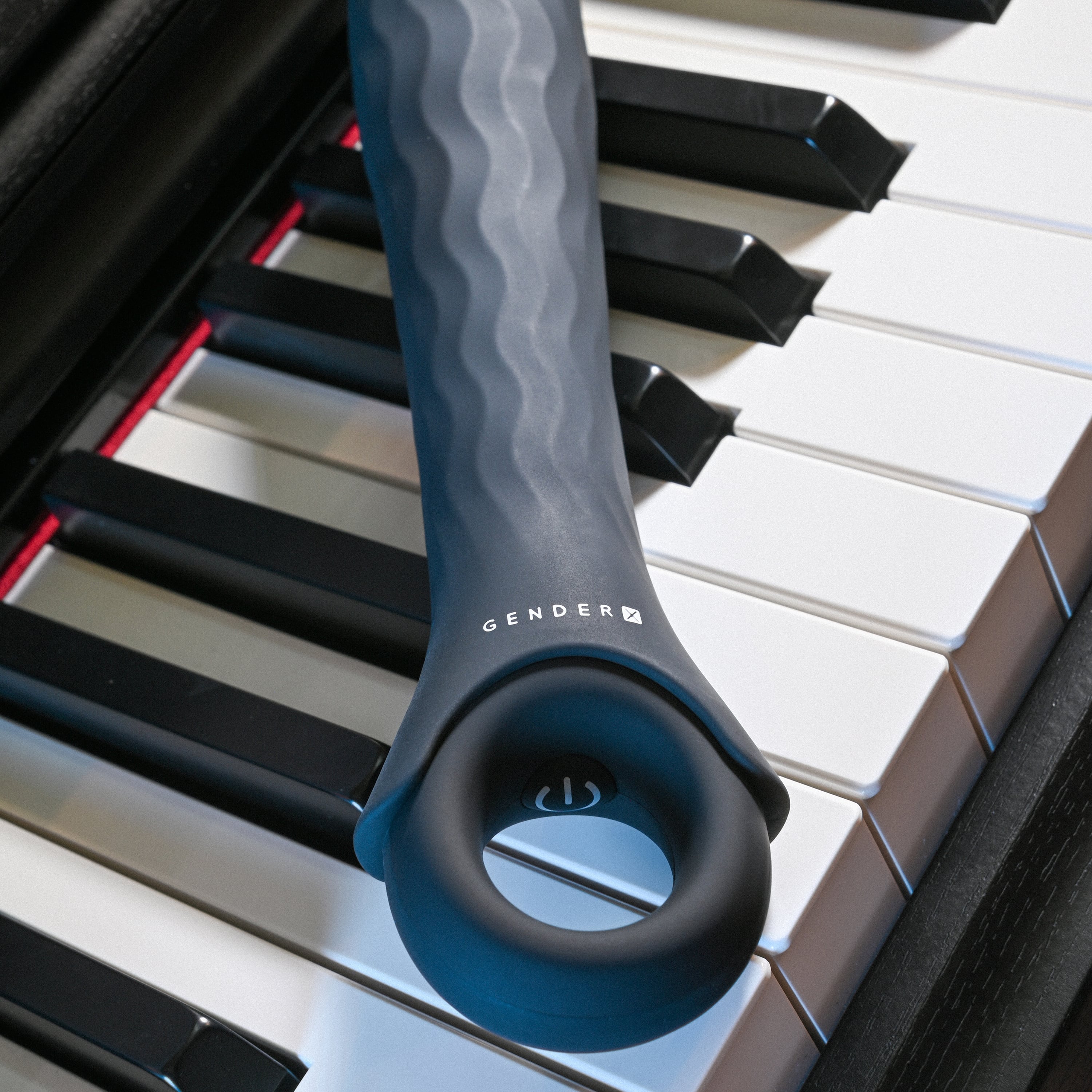 Vibrador Sem Gênero com Eixo Texturizado, Alça de Segurança e 12 Vibrações Potentes - Gender X PowerHouse | 15 x 3,5 cm - 2