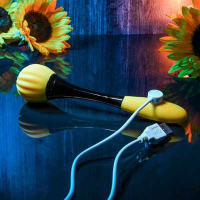 Foto 4 do produto Vibrador sem Gênero Recarregável em Silicone Aveludado e Cromado com 10 Modos de Vibração - Gender X Sunflower | 20 x 4,5 cm