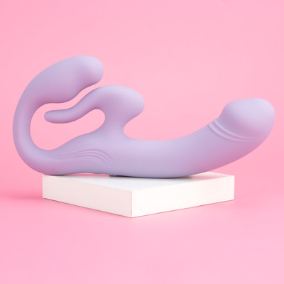 Foto 7 do produto Vibrador Strap On em Silicone com 10 Modos de Vibrações, Controle Remoto Sem Fio e Carregamento via USB - Exclusiva Thalassa | Disponível em 2 Cores