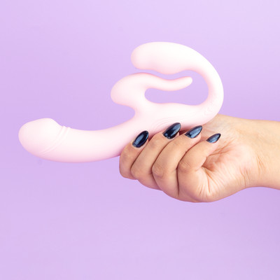 Foto 5 do produto Vibrador Strap On em Silicone com 10 Modos de Vibrações, Controle Remoto Sem Fio e Carregamento via USB - Exclusiva Thalassa | Cor: Rosa