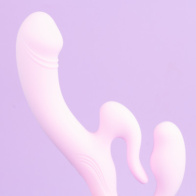 Foto 3 do produto Vibrador Strap On em Silicone com 10 Modos de Vibrações, Controle Remoto Sem Fio e Carregamento via USB - Exclusiva Thalassa | Disponível em 2 Cores