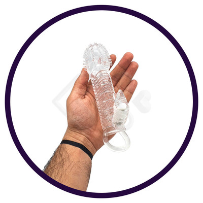 Capa Peniana com Texturas Massageadoras, Cerdas Estimuladoras, Anel para Escroto e Estimulador de Clitóris com Vibração Única - Vibration Crystal Sleeve | 12,6 x 3,2 cm