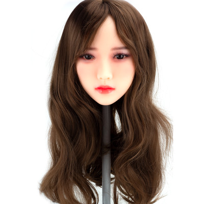 Yoko - Boneca Realística em TPE com Pele Branca, Cabelo Ondulado, Olhos Castanhos, Seios Médios, Vértebras em Aço e Acessórios - 40Kg e 1,65 Metros de Altura