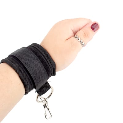 Algemas e Tornozeleiras Interligadas por Argola e Mosquetão - Bondage Lure Cross