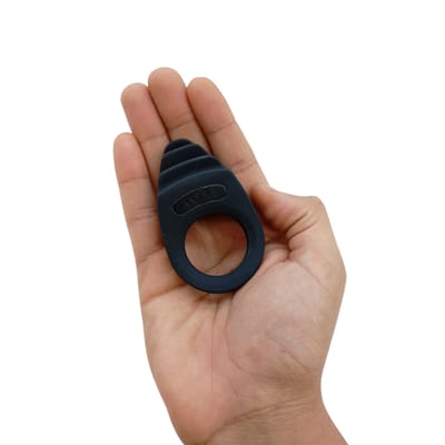 Anel Peniano com Estimulador Clitoriano em Silicone com 10 Modos de Vibração e Recarregável via Cabo USB - Sexy Import Tony | 7,5 x 4 cm