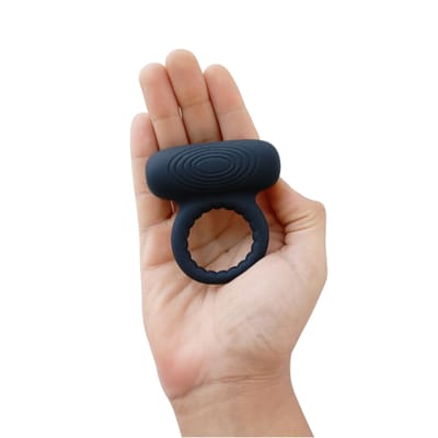 Anel Peniano e Estimulador Clitoriano em Silicone com 10 Modos de Vibração - Sexy Import | 7 x 4,8 cm