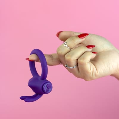 Anel Peniano com Estimulador de Clitóris em Forma de Coelho em Silicone, Recarregável e 10 Modos de Vibração - Exclusiva Maximus
