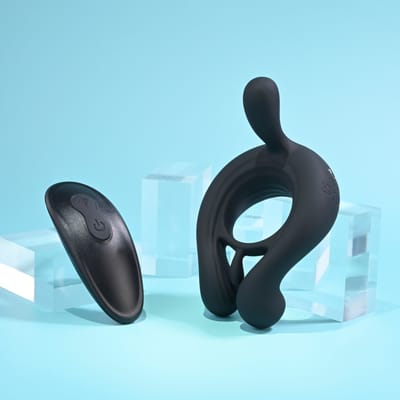 Anel Peniano Luxuoso com Estimulador de Clitóris, 9 Modos de Vibração, Controle Remoto sem Fio e Recarregável - Evolved Playboy Pleasure Triple Play