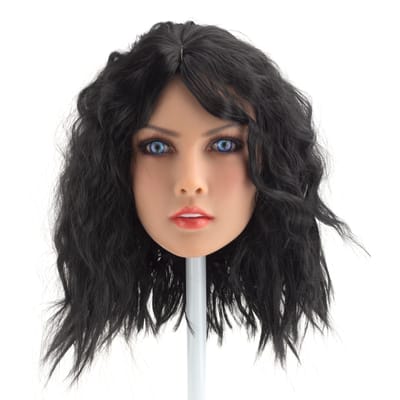 Babi - Boneca Realística em TPE com Pele Morena, Cabelo Cacheado, Olhos Azuis, Seios Fartos, Vértebras em Aço e Acessórios - 46 Kg e 1,67 Metros de Altura