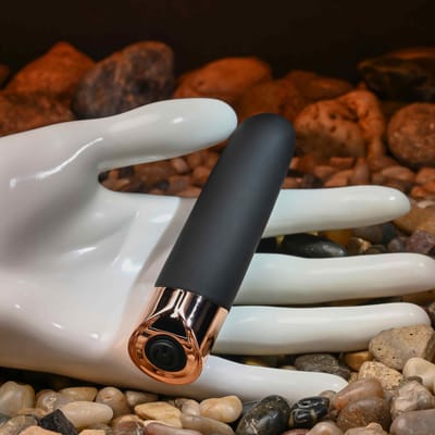 Bullet Estimulador Clitoriano em Silicone com 10 Modos de Vibração, Recarregável e Resistente à Água - Gender X The Gold Standard | 8,5 x 2,1 cm