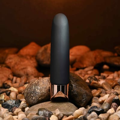 Bullet Estimulador Clitoriano em Silicone com 10 Modos de Vibração, Recarregável e Resistente à Água - Gender X The Gold Standard | 8,5 x 2,1 cm