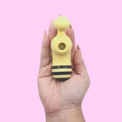 Dedeira Estimuladora em Silicone no Formato de Abelha com 10 Tipos de Vibração, 5 Modos de Pulsação e Carregamento via USB - Little Bee | 11 x 2,4 cm