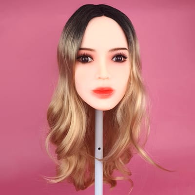 Duda - Boneca Realística em TPE com Pele Branca, Cabelo Castanho Claro, Olhos Castanhos, Seios medios, Vértebras em Aço e Acessórios - 31 Kg e 1,66 Metros de Altura