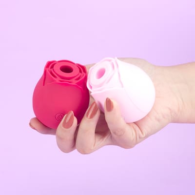 Estimulador Clitoriano em Silicone com Formato de Rosa, 10 Modos de Pulsação e Recarregável - Exclusiva Rose | 6,6 x 5,9 cm | Disponível em 4 Cores
