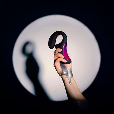 Estimulador de Clitóris e Ponto G em Silicone Cirúrgico com 8 Modos de Vibração e Carregamento via Cabo USB - Lelo Enigma | Disponível em 2 Cores