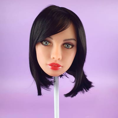 Gina - Boneca Realística em TPE com Cabelo Preto Curto, Olhos Acinzentados, Seios Médios, Vértebras em Aço e Acessórios - 38 kg e 1,66 Metros de Altura