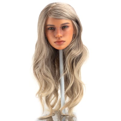 Hailey - Boneca Realística em Silicone com Cabelos Longos, Olhos Verdes, Seios Fartos, Vértebras em Aço e Demais Acessórios - Real Lady | 31 kg e 1,59 Metros de Altura