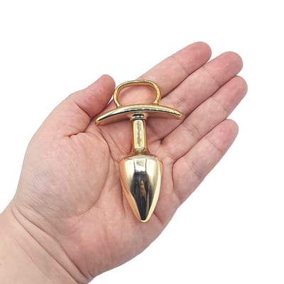 Plug Anal "P" em Forma de Cone com 4 Alças Removíveis e Detalhes de Joias - Hard Anal Kit | 5,9 x 2,6 cm | Disponível em 6 Cores