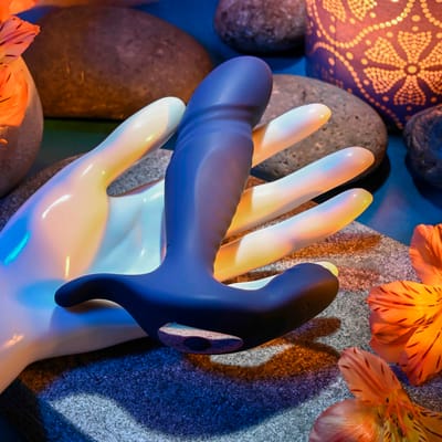 Massageador de Próstata Recarregável em Silicone com 2 Motores, 10 Modos de Vibração e Movimentos Vai e Vem - Gender X True Blue | 10,3 x 3 cm
