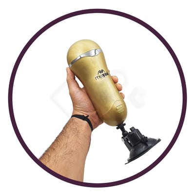 Masturbador Masculino no Formato de Copo com Vagina Realística em Cyberskin, Cerdas Internas, Ventosa e 36 Modos de Vibração - Me|yão - 13,5 x 4,8 cm
