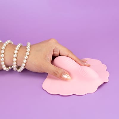 Mini Base Estimuladora no Formato de Concha em Silicone com 10 Modos de Vibração, Recarregável e Controle Remoto Sem Fio - Exclusiva Zaria | Disponível em 2 Cores