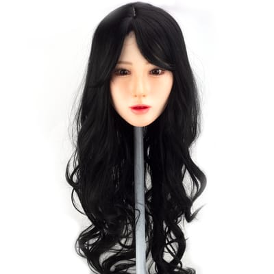Miya - Boneca Realística em Silicone com Cabelo Ondulado, Olhos Castanhos, Seios Médios, Vértebras em Aço e Demais Acessórios - IronTech Doll | 40 kg e 1,64 Metros de Altura
