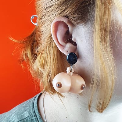 Par de Brincos Eróticos com Pedra e Mini Peitinho - FestaChic