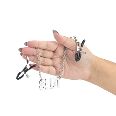 Par de Grampos para Mamilos com Regulagem e Pingente Escrito "SLUT" - 3R Import
